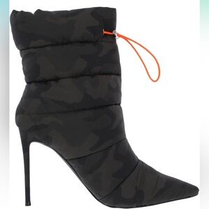 Steve Madden Cloak camo print boots. Size 8